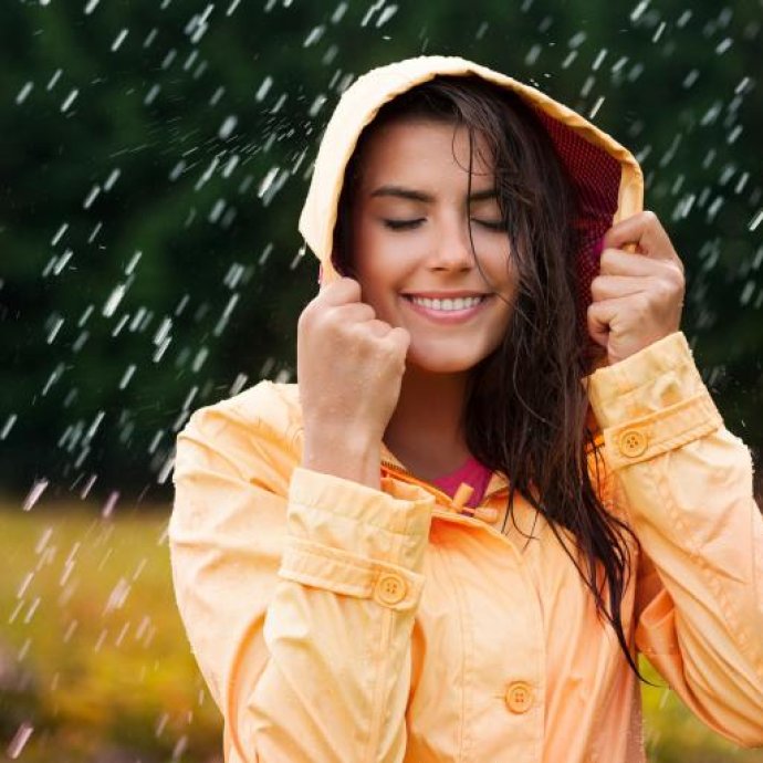 Cabelo e Humidade: Porque o Cabelo Fica Diferente nos Dias de Chuva?