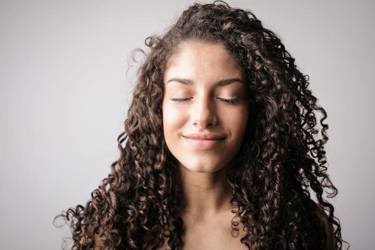 El impacto del estrés en el cabello: señales silenciosas que debes conocer