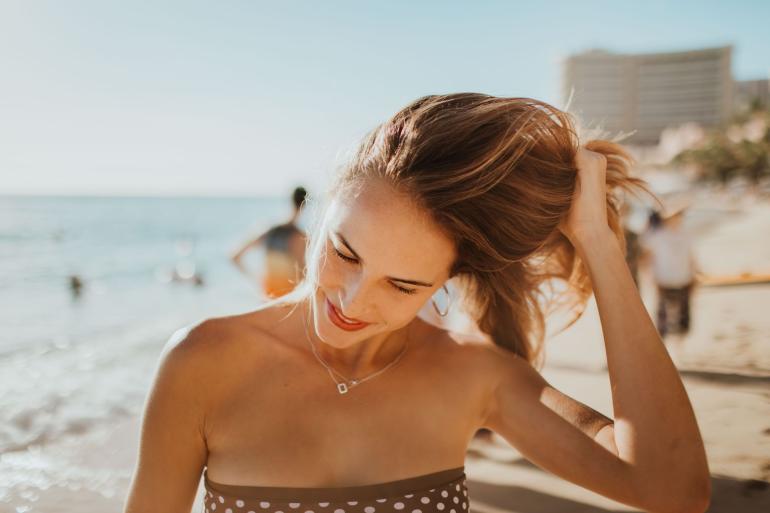 Sol, sal y cloro: cómo salvar tu cabello durante las vacaciones